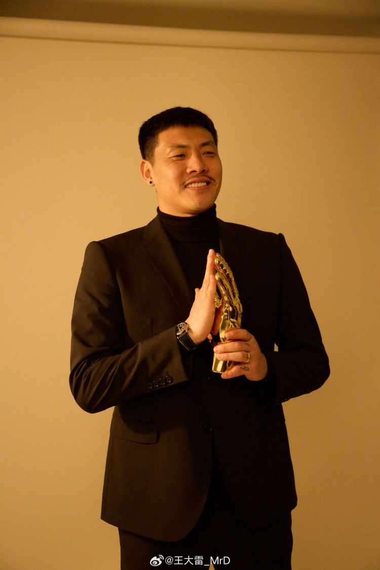  獲中國足球金手套獎，王大雷發(fā)文：既是榮譽也是鞭策自己的動力