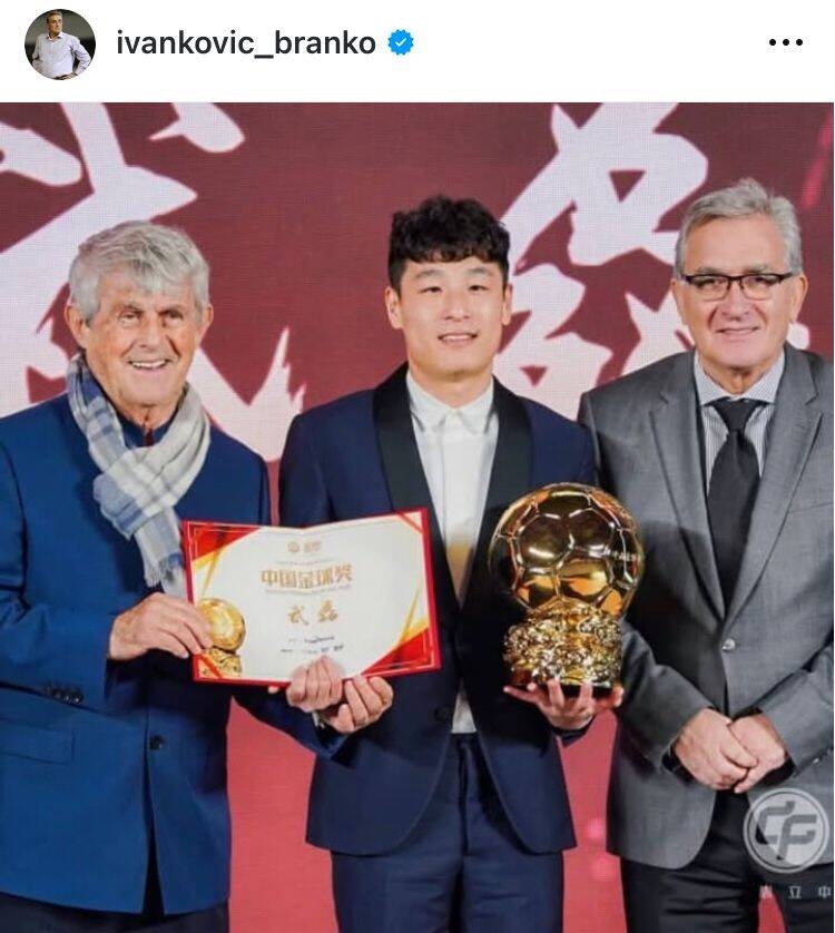  出席中國金球獎頒獎儀式，伊萬曬與武磊、米盧同框照片