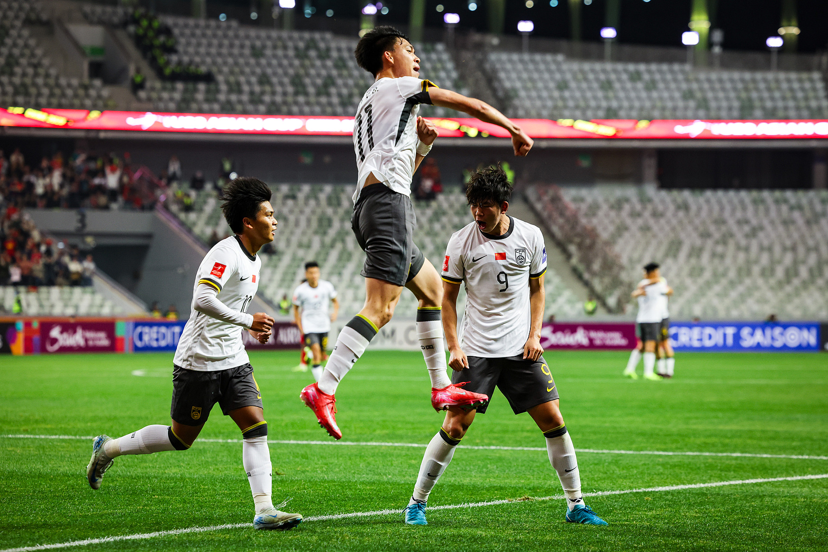  全面壓制！國青半場控球率高達7成，射門比9-3，造對方3張黃牌