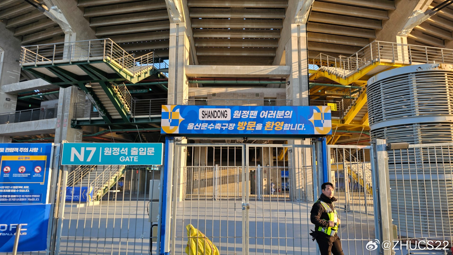  博主：蔚山現(xiàn)場工作人員、轉播車、安保在準備撤場，場外一片安靜