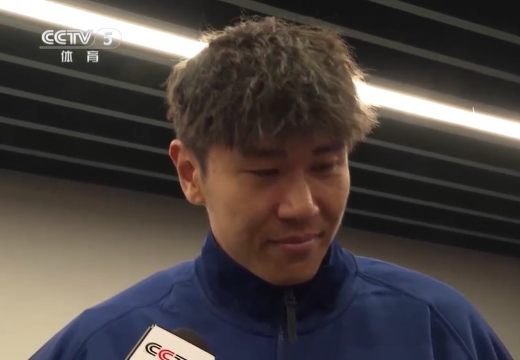  鐵漢柔情！三鎮(zhèn)球員劉奕鳴探望患病小球迷時哽咽