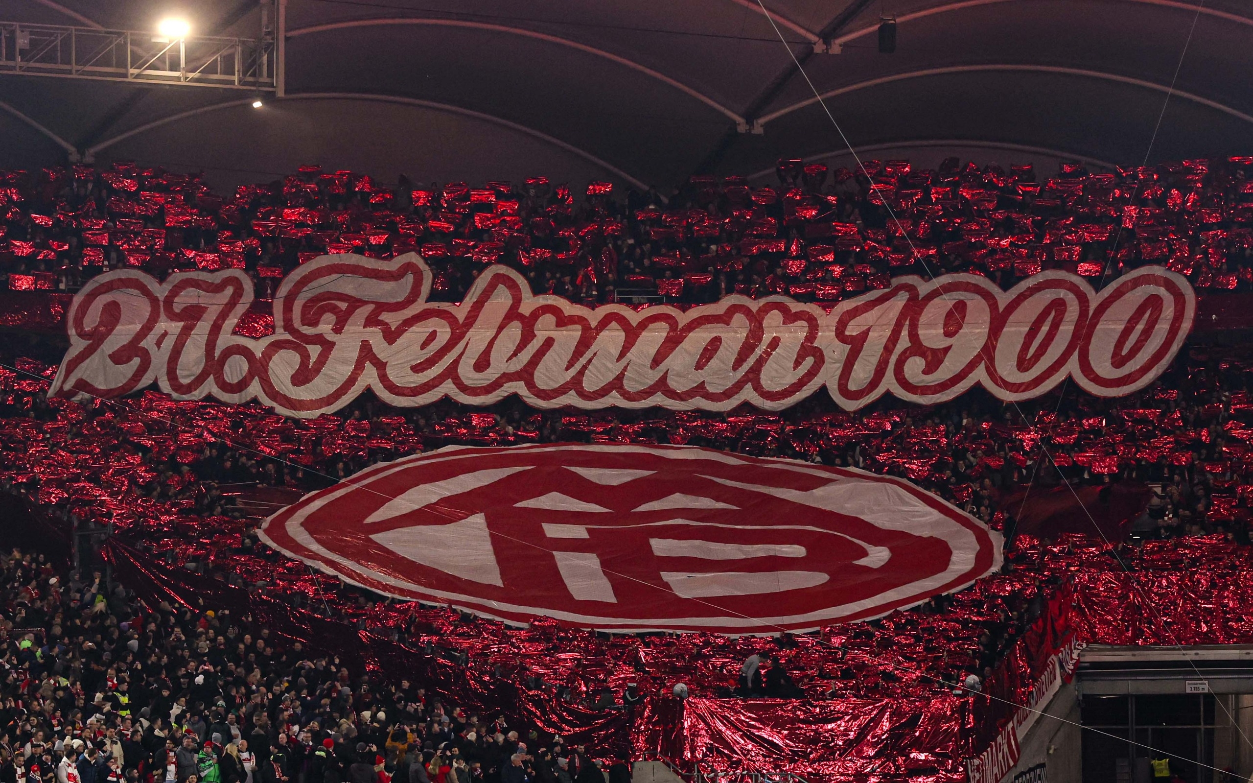  拜仁球迷在看臺(tái)展示TIFO，慶祝俱樂部成立125周年