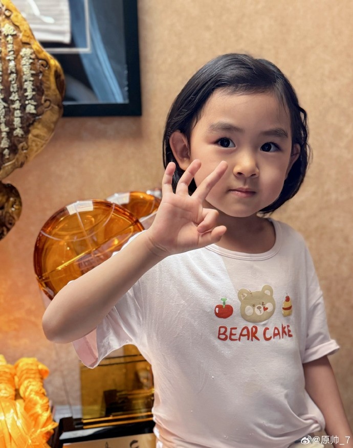  三分大賽三冠王！原帥曬三冠獎(jiǎng)杯：完成了女兒給安排的任務(wù)！