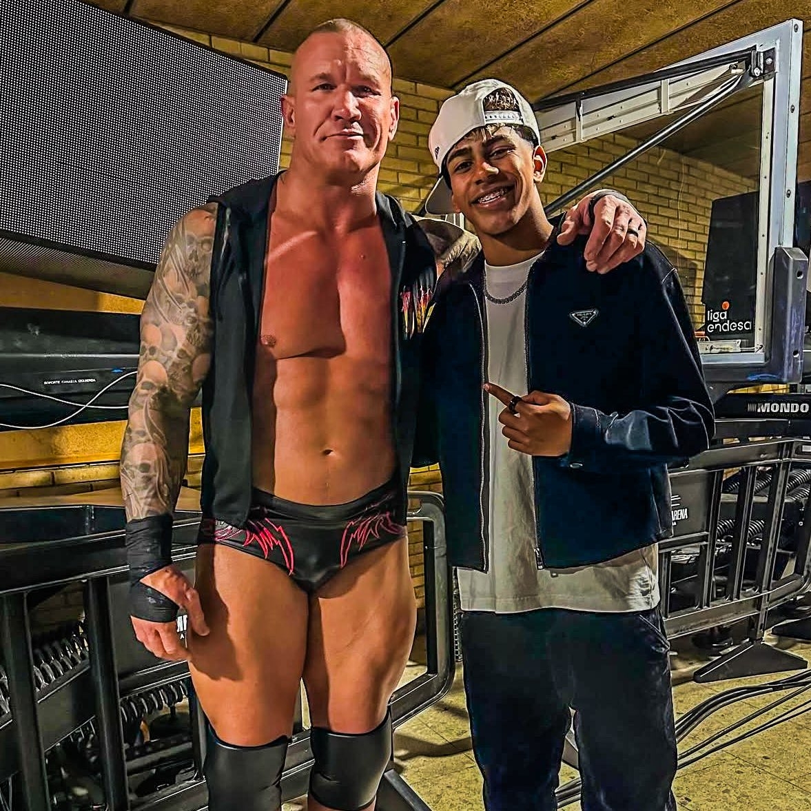  小心RKO！亞馬爾現(xiàn)場觀戰(zhàn)WWE，和奧爾頓、Triple H等合影
