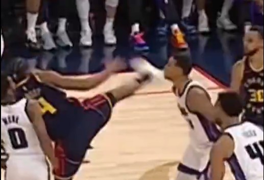  抬腳過高踢到了對手下巴！NBA官方：穆迪這一動作被判1級惡犯
