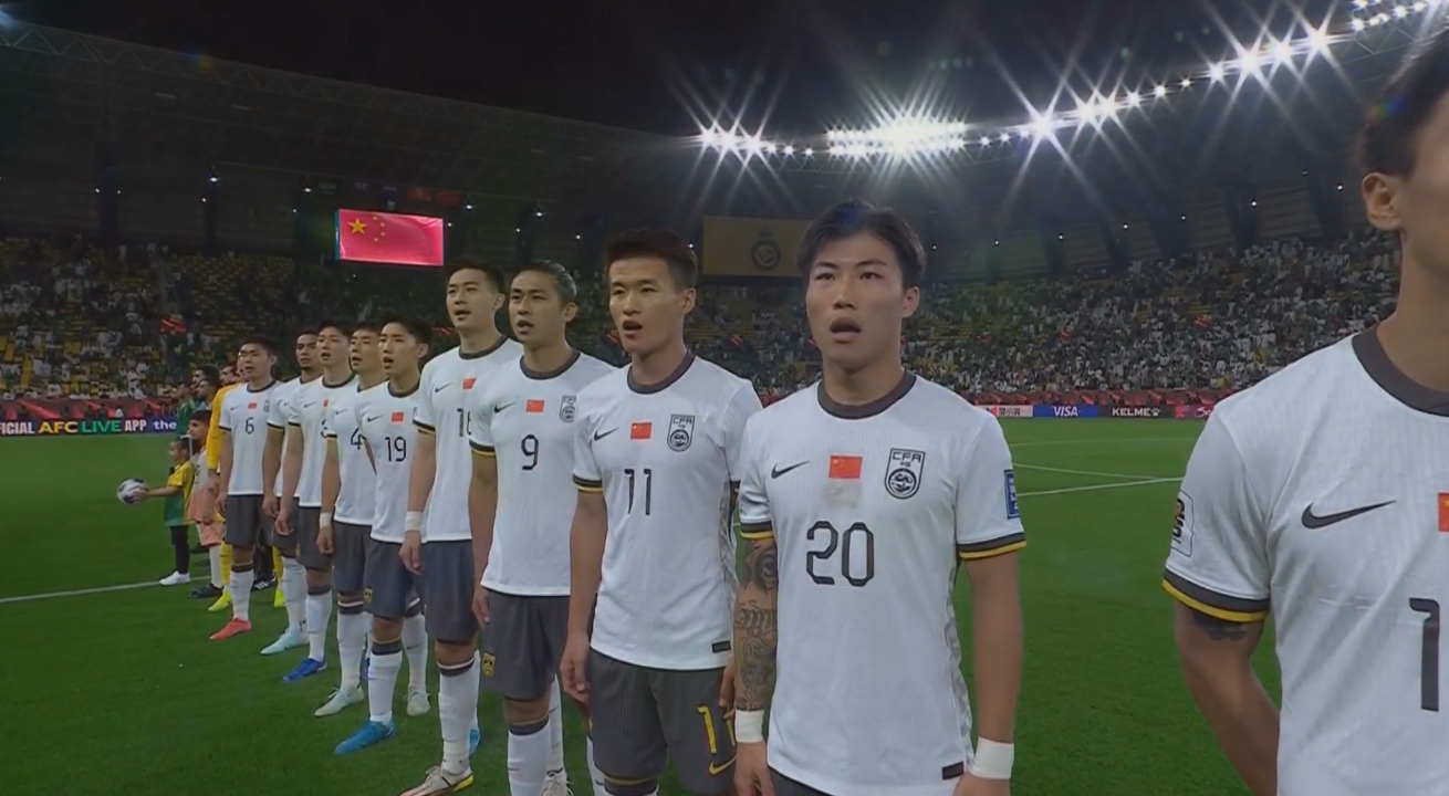  大戰(zhàn)一觸即發(fā)！賽前國(guó)歌儀式，國(guó)足首發(fā)11人高唱國(guó)歌