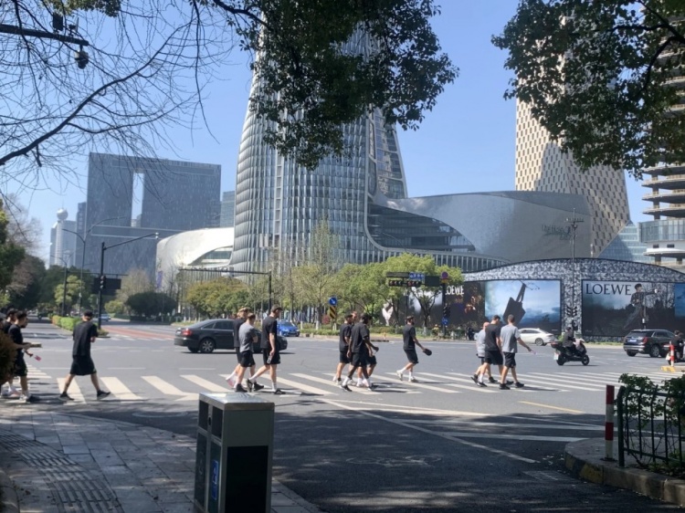  心態(tài)放松，有網(wǎng)友拍到澳大利亞隊早上在萬象城citywalk