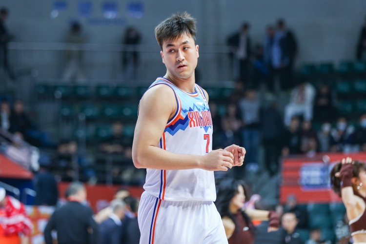  防到5犯被提前罰下！艾孜麥提全場9中3 貢獻(xiàn)9分1板1斷