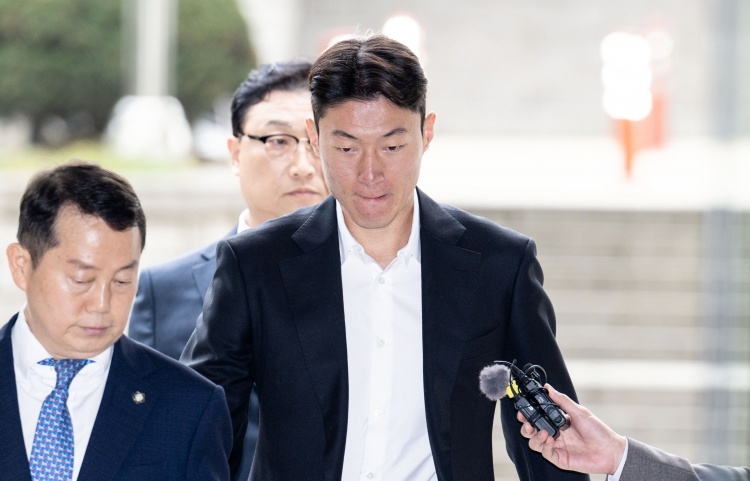  韓國(guó)國(guó)腳黃義助非法拍攝不雅視頻，一審被判有期徒刑1年緩刑2年！