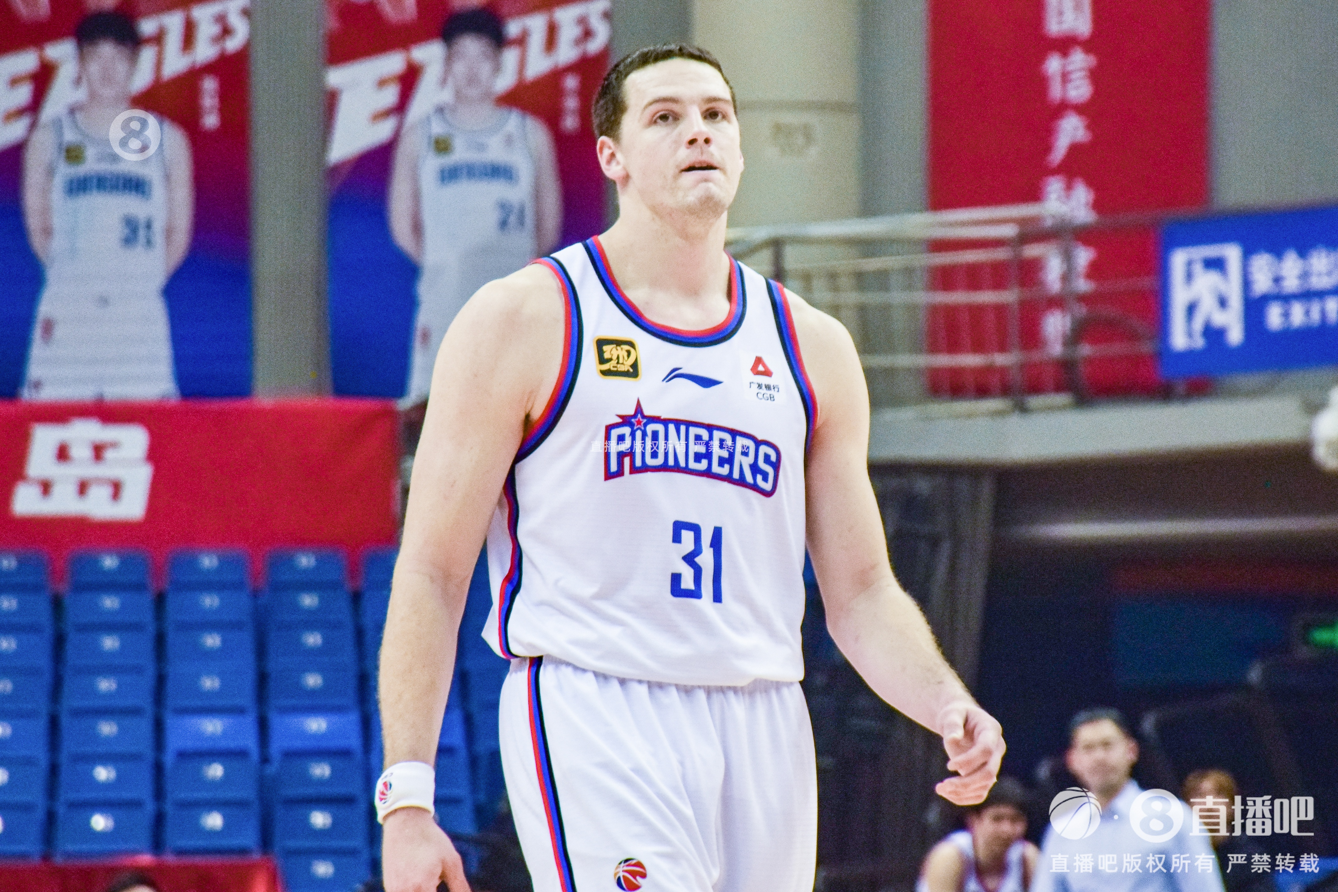  手感來遲了！大衛(wèi)-詹姆斯19中7&三分10中4拿到18分15籃板