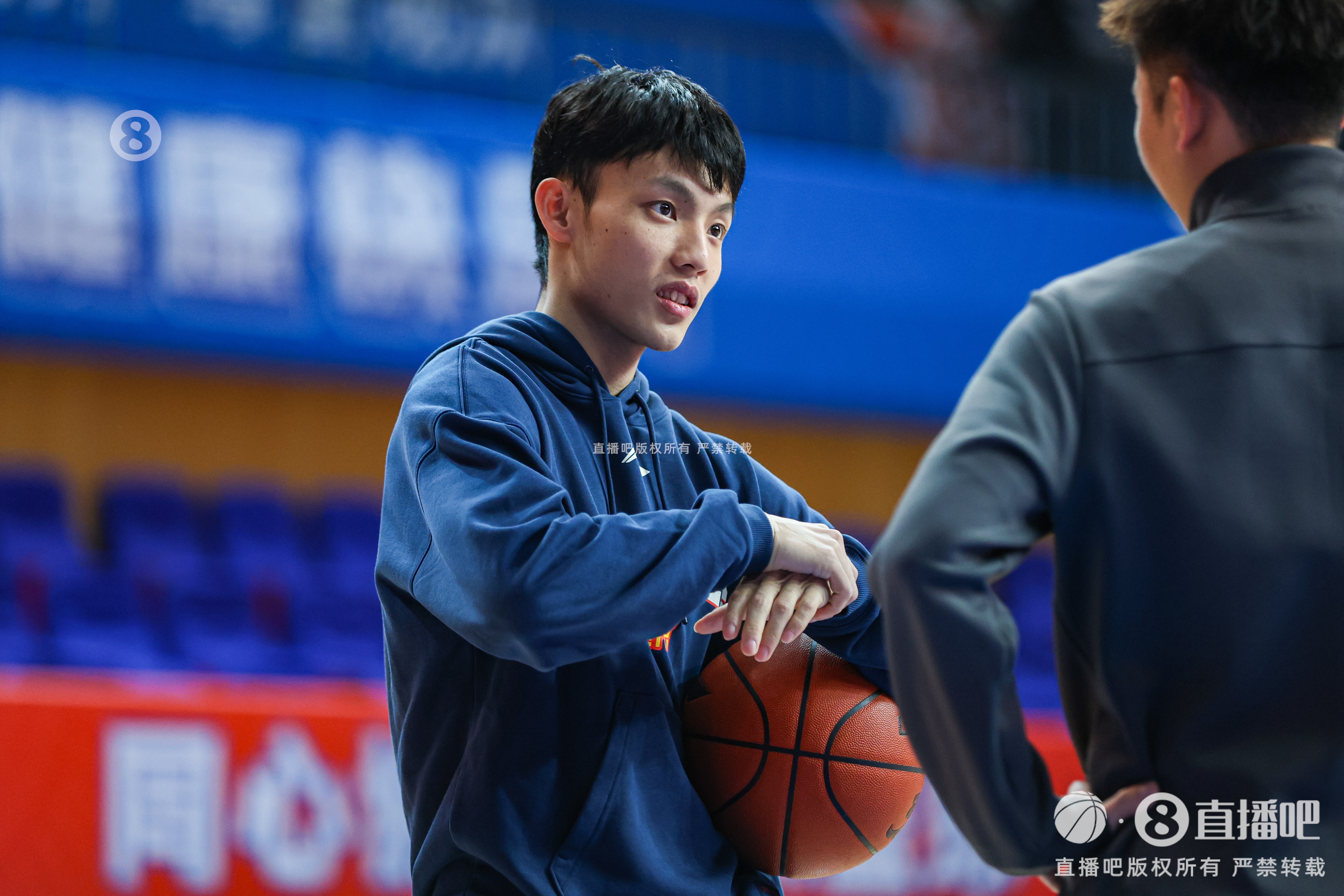  徐杰回應“搓澡”防守：那不然我們小個怎么防 就得主動去騷擾球