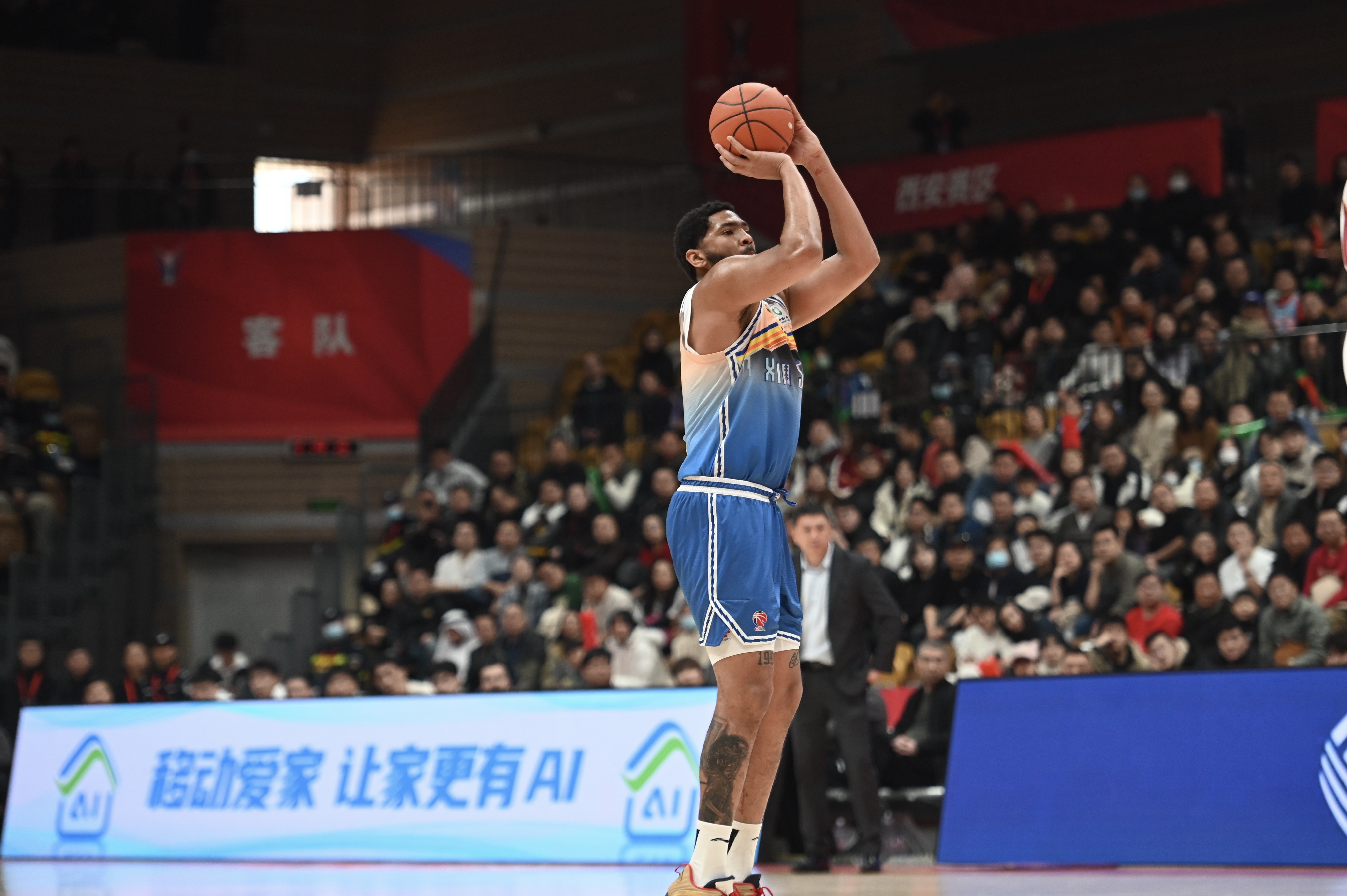  手感火熱！勞森半場7中6高效砍下17分5籃板 首節(jié)15分